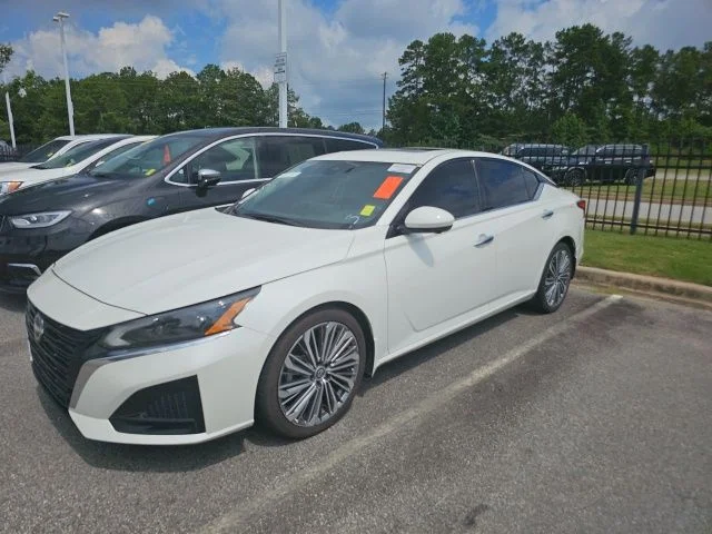 Used 2023 White Nissan 2.5 SL image 1