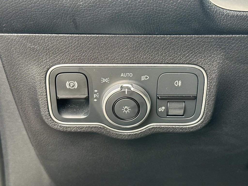 Used 2023  Mercedes-Benz GLB 250 image 31