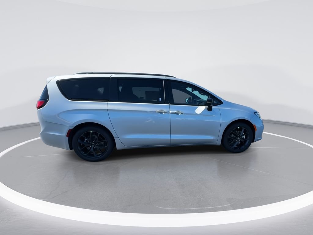 New 2026 Silver Mist Clear-Coat Exterior Paint Chrysler Select image 8
