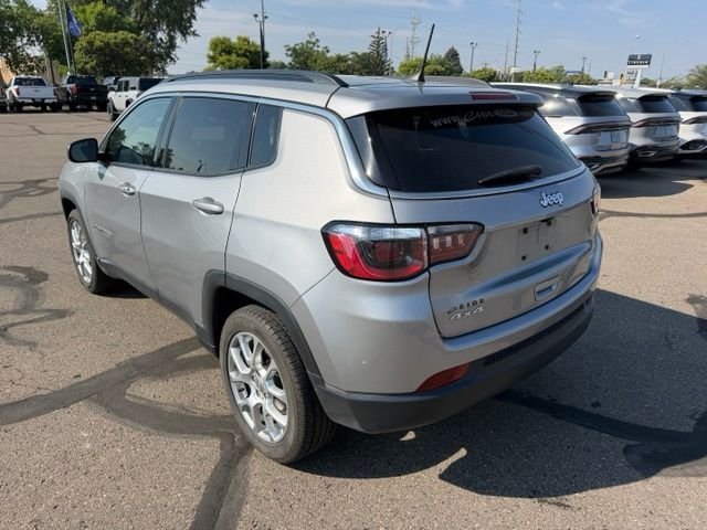 Used 2022 Silver Jeep Latitude Lux image 6