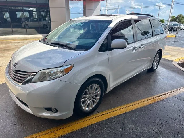 2017 Toyota Sienna XLE Premium FWD photo