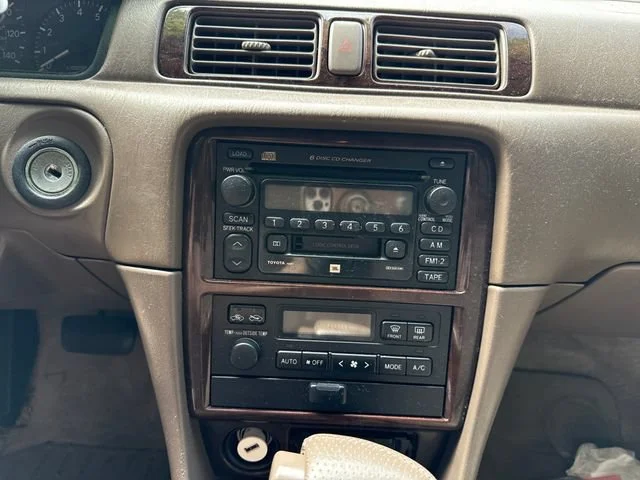 Used 2001  Toyota LE image 19