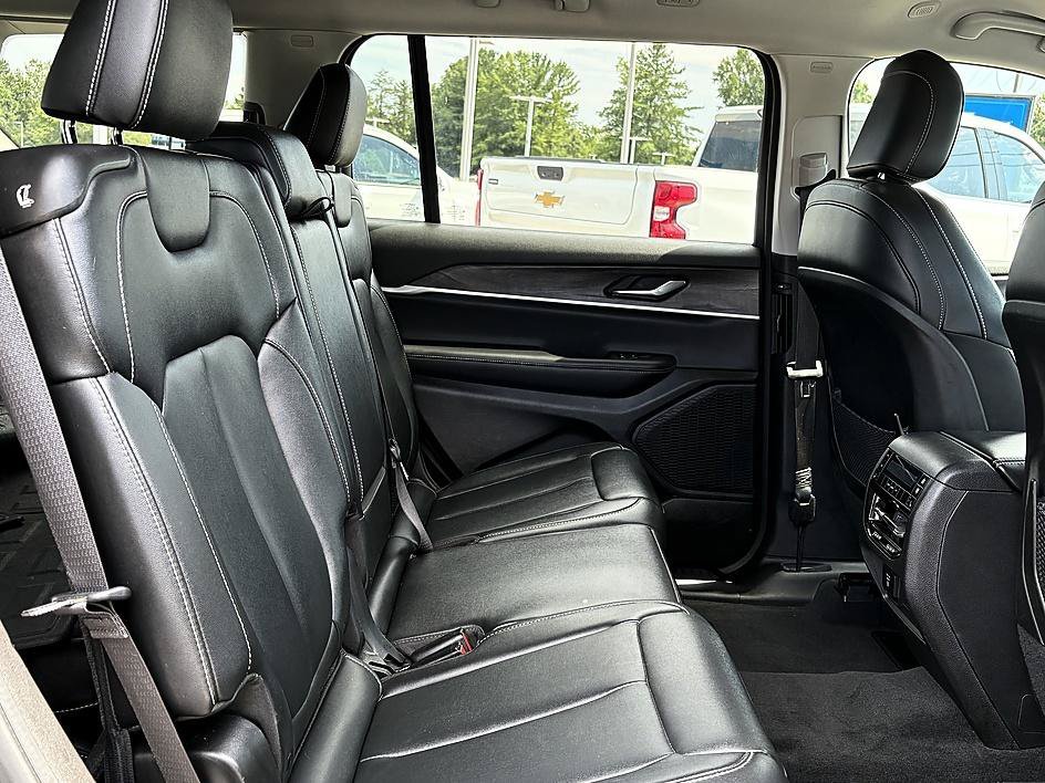 Used 2023 Diamond Black Crystal Pearlcoat Jeep Limited image 12