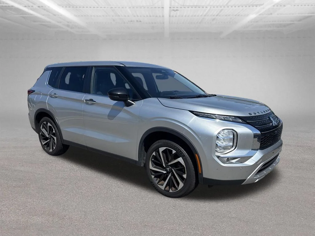 Used 2022 Silver Mitsubishi SE image 2