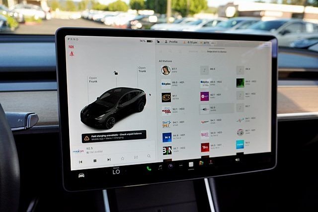 Used 2020  Tesla Long Range image 26