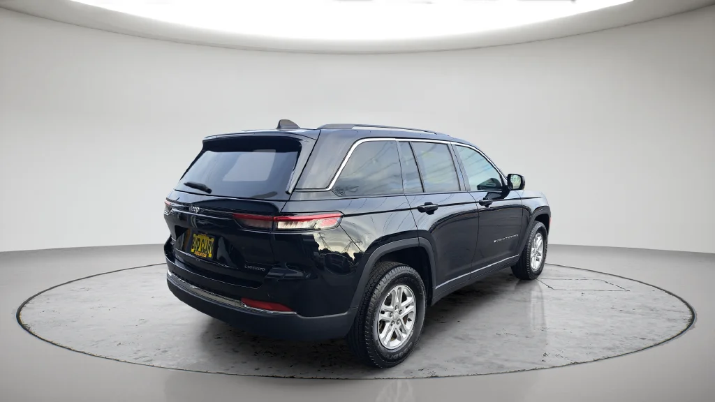 Used 2023 Black Jeep Laredo image 5