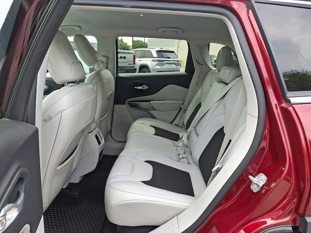 Used 2020 Red Jeep Latitude Plus image 10