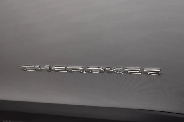 Used 2019 Silver Jeep Latitude Plus image 13