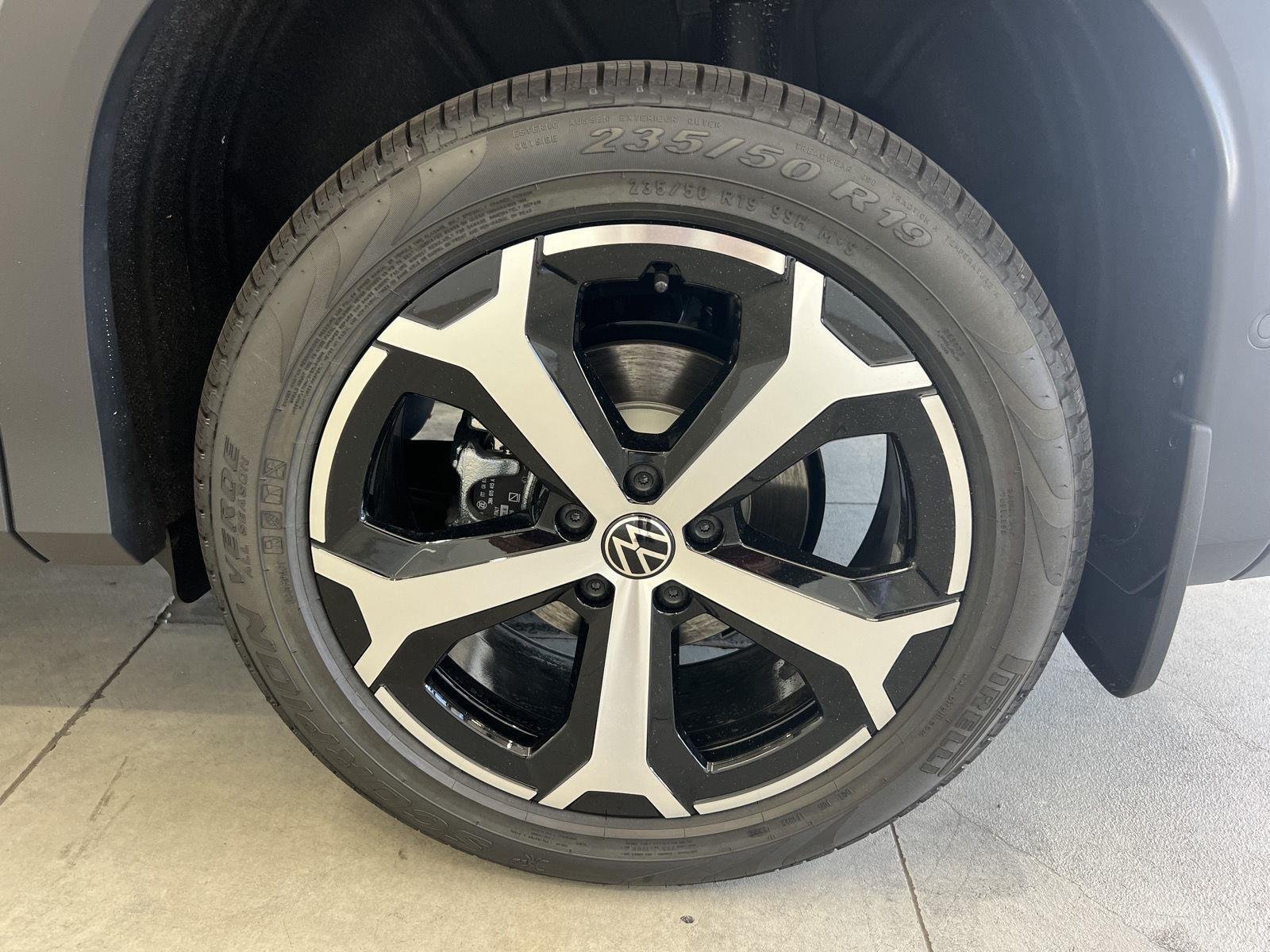 New 2026 deep black pearl Volkswagen SE image 10