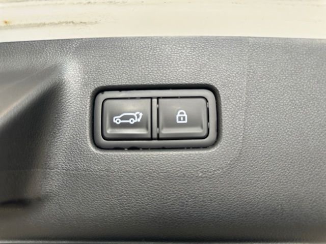 Used 2025 White Hyundai SEL image 18