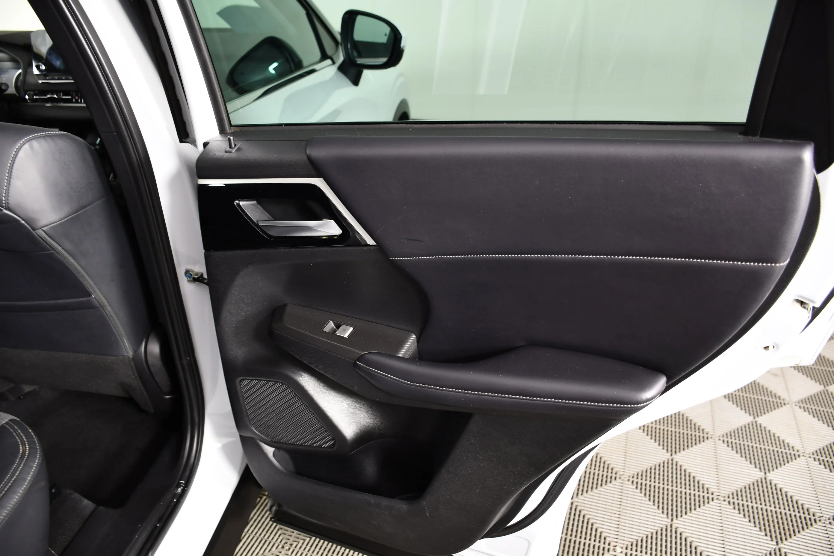 Certified Used 2023 White Diamond Mitsubishi SE image 42