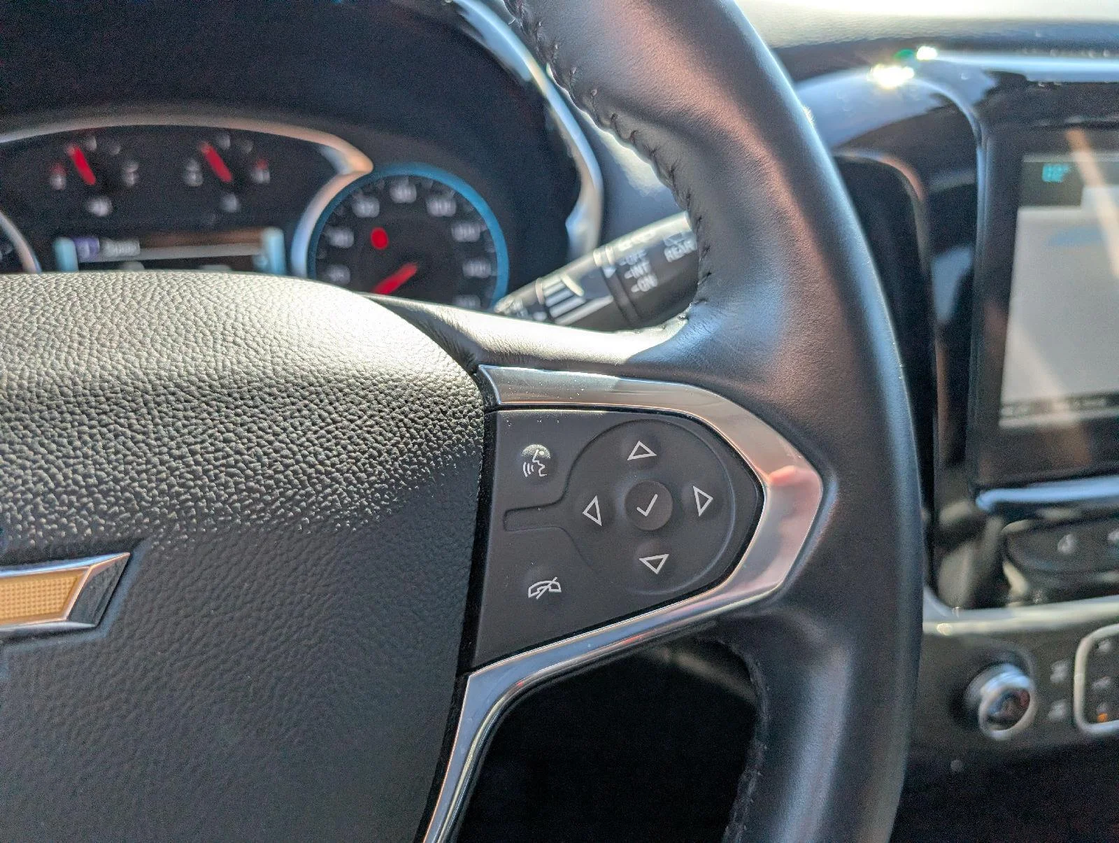 Used 2018 Silver Ice Metallic Chevrolet LT Leather image 15