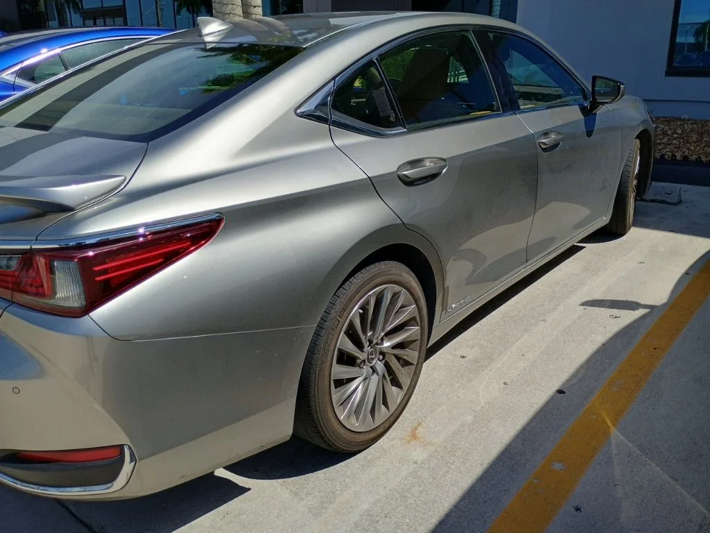 Used 2019 Atomic Silver Lexus 300h Luxury image 4