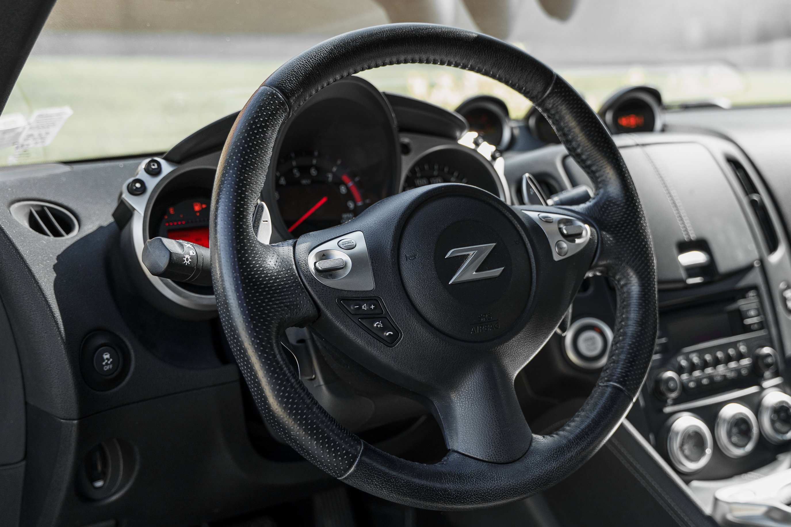 Used 2016 Pearl White Nissan Sport image 9