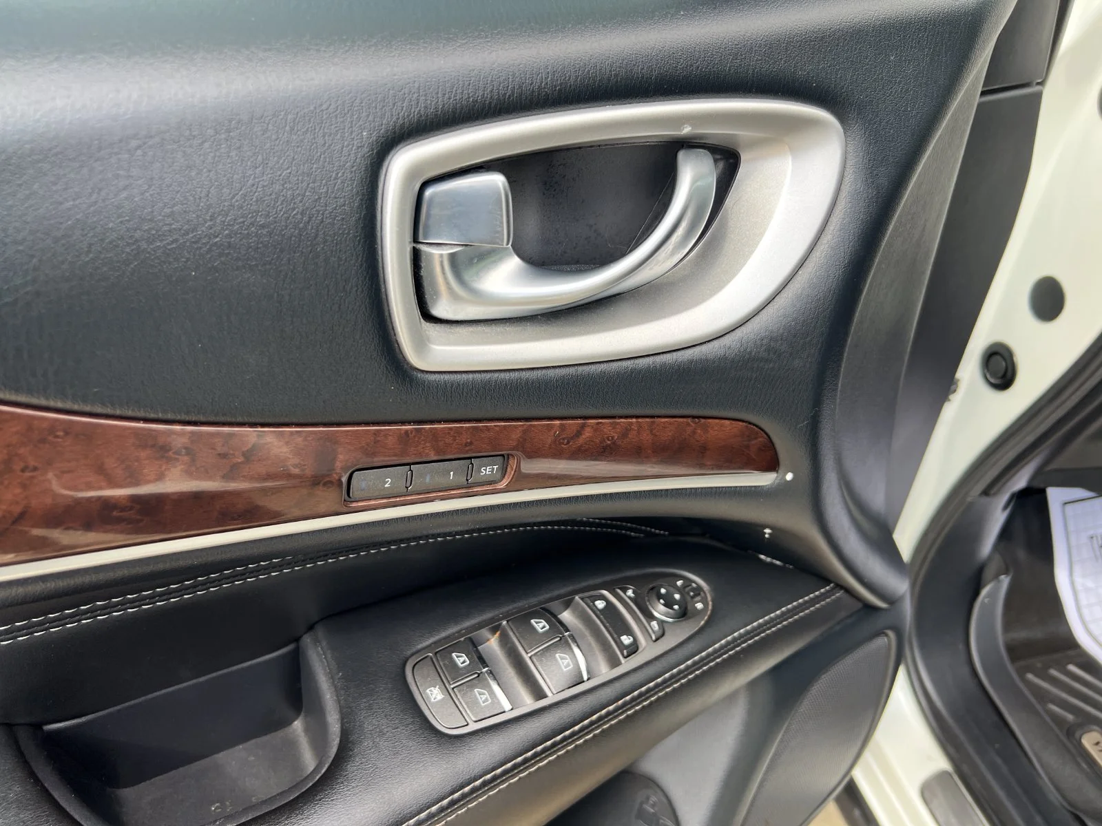 Used 2020 White INFINITI LUXE image 16