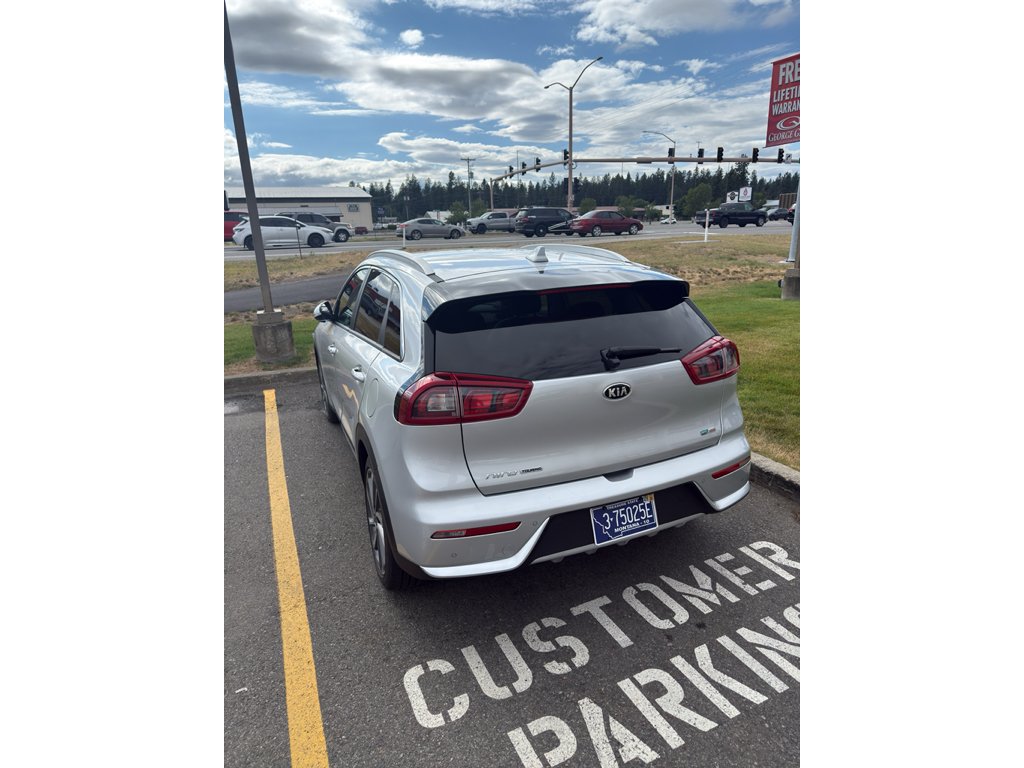 Used 2017 Silky Silver Kia Touring image 3
