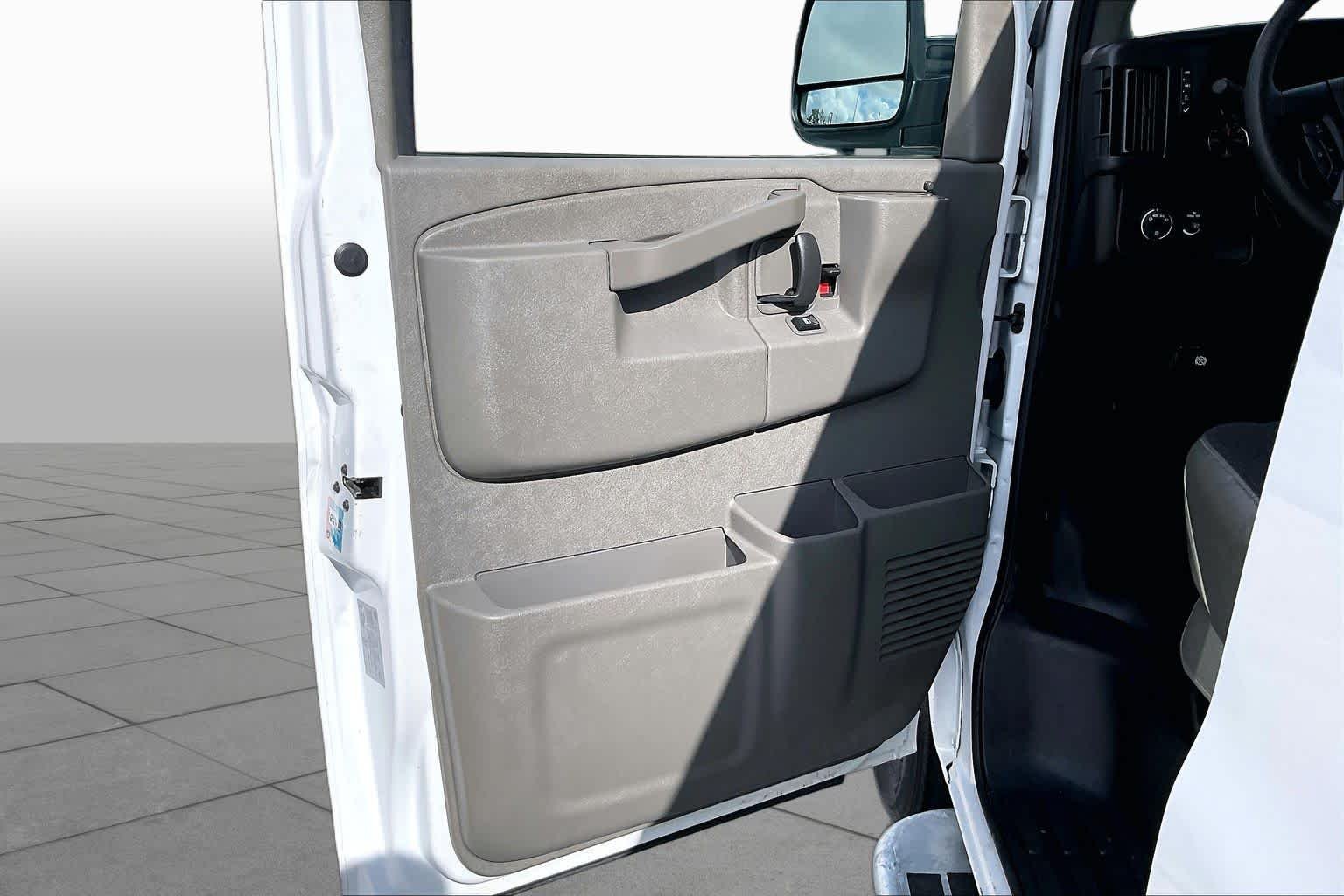 Used 2025 Summit White Chevrolet  image 17