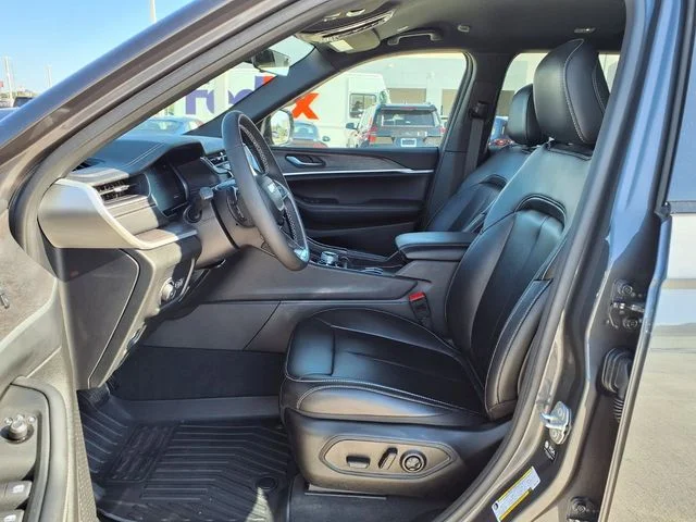 Used 2025 Gray Jeep Limited image 21