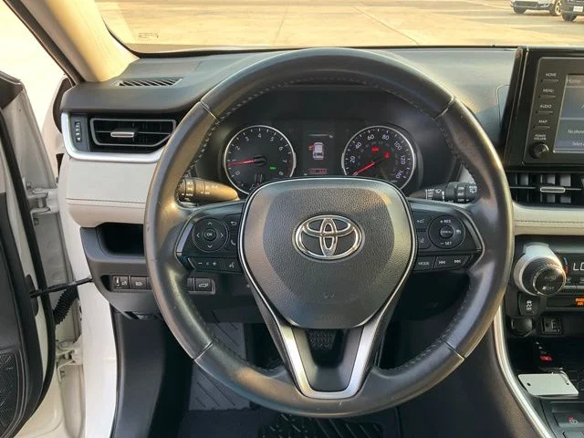 Used 2019 White Toyota XLE Premium image 9
