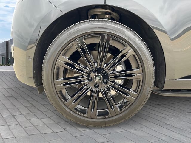 Used 2025  Land Rover SE image 9