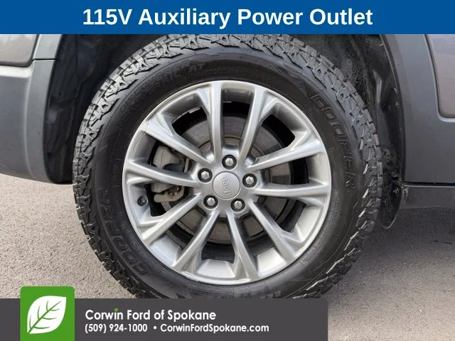 Used 2019 Granite Crystal Clearcoat Metallic Jeep Latitude Plus image 9