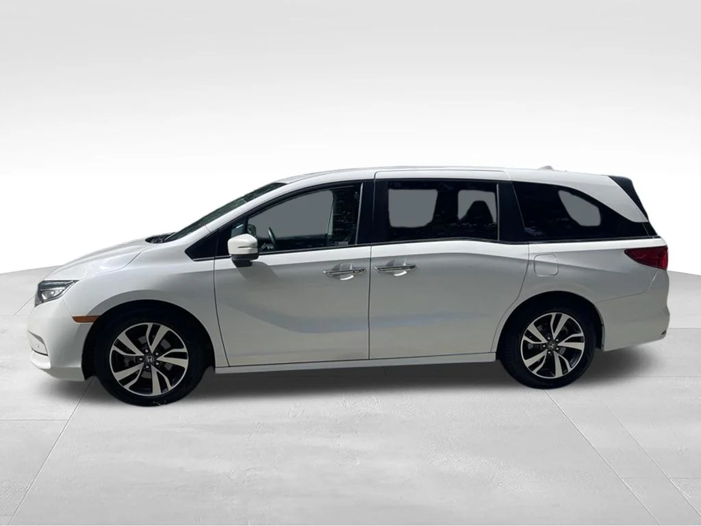 Used 2023 White Honda Touring image 2