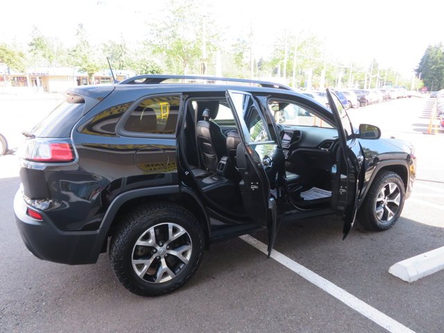 Used 2019 Diamond Black Crystal Pearlcoat Jeep Altitude image 9