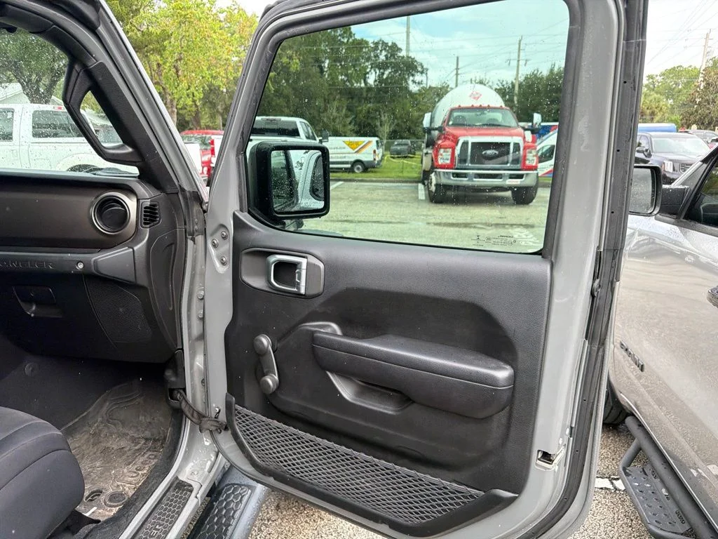 Used 2018 Gray Jeep Unlimited Sport image 9