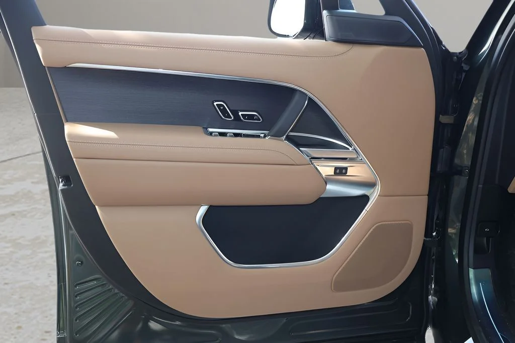 New 2026 Belgravia Green Land Rover SE image 9