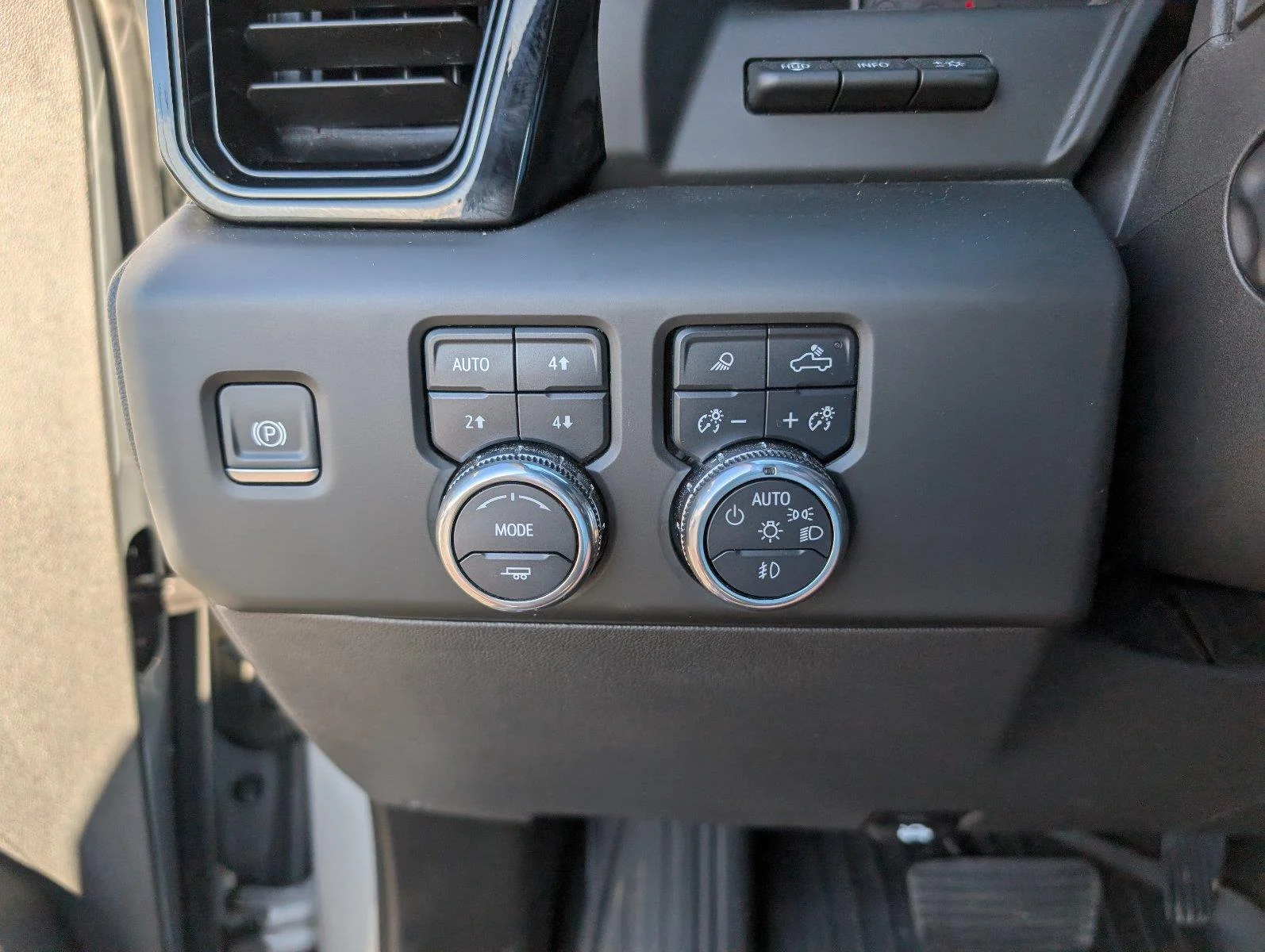 Used 2025 Sterling Metallic GMC AT4 image 30