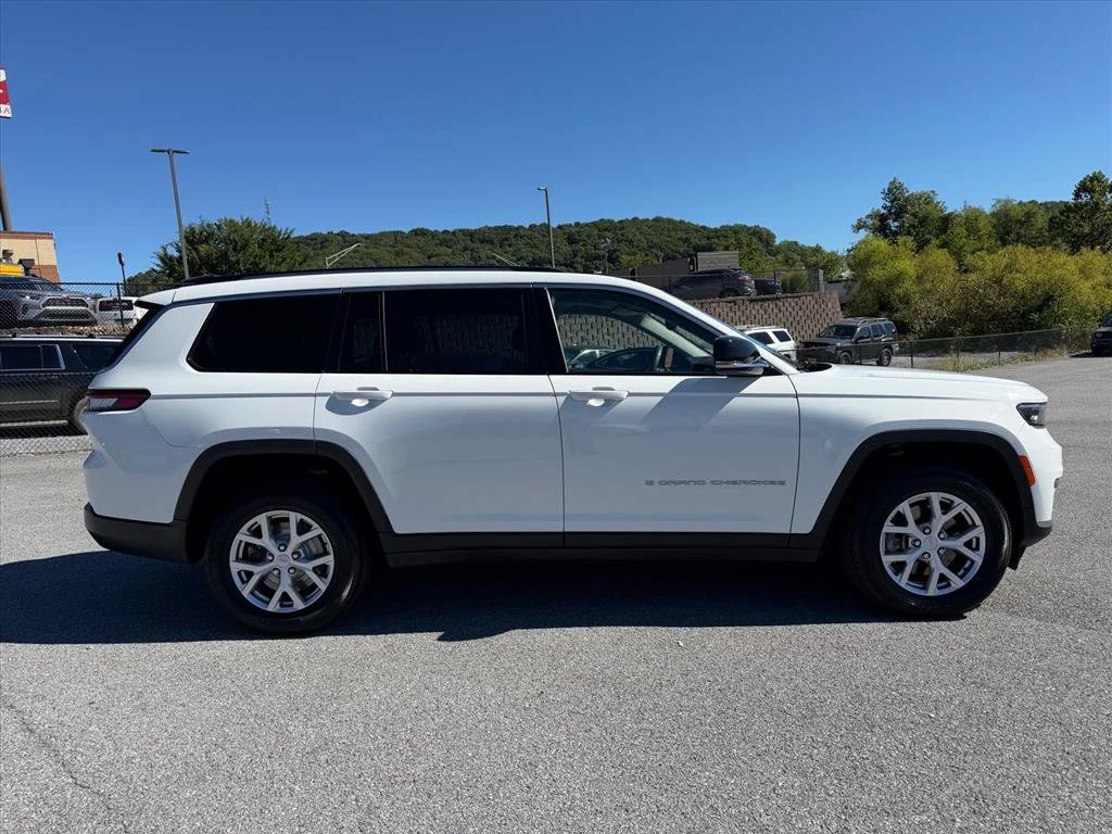 Used 2022 White Jeep Limited image 18