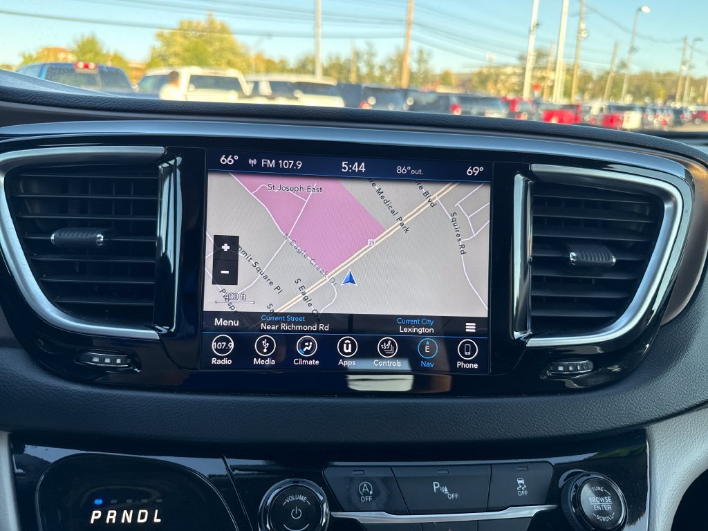 Used 2018 Silver Chrysler Touring L Plus image 22