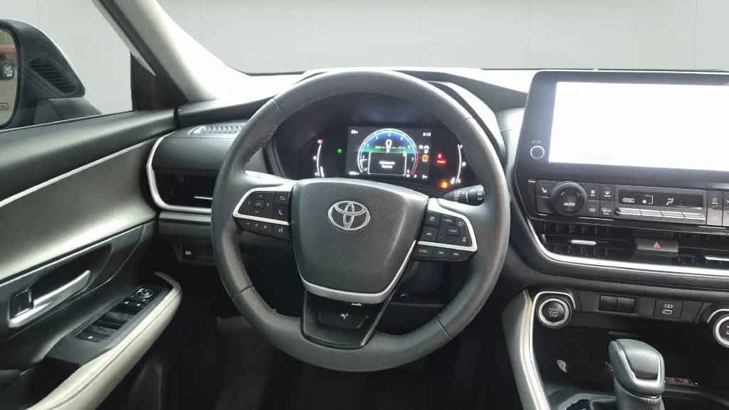 Used 2025 Beige Toyota XLE image 11