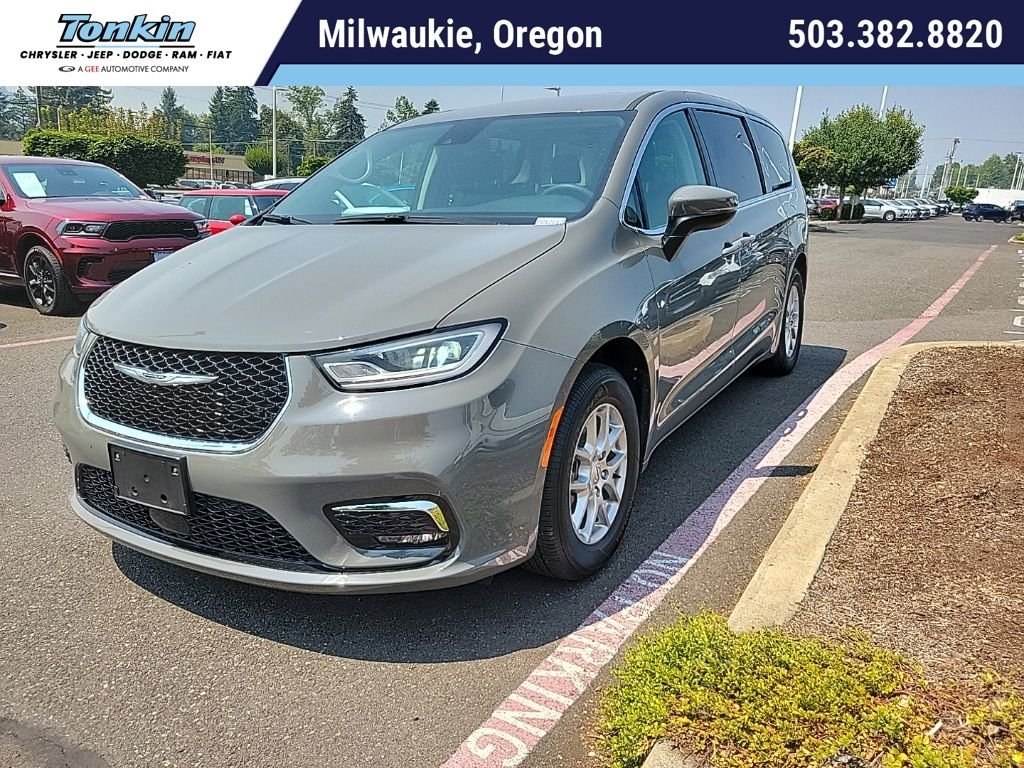 Used 2023 White Chrysler Touring L image 1