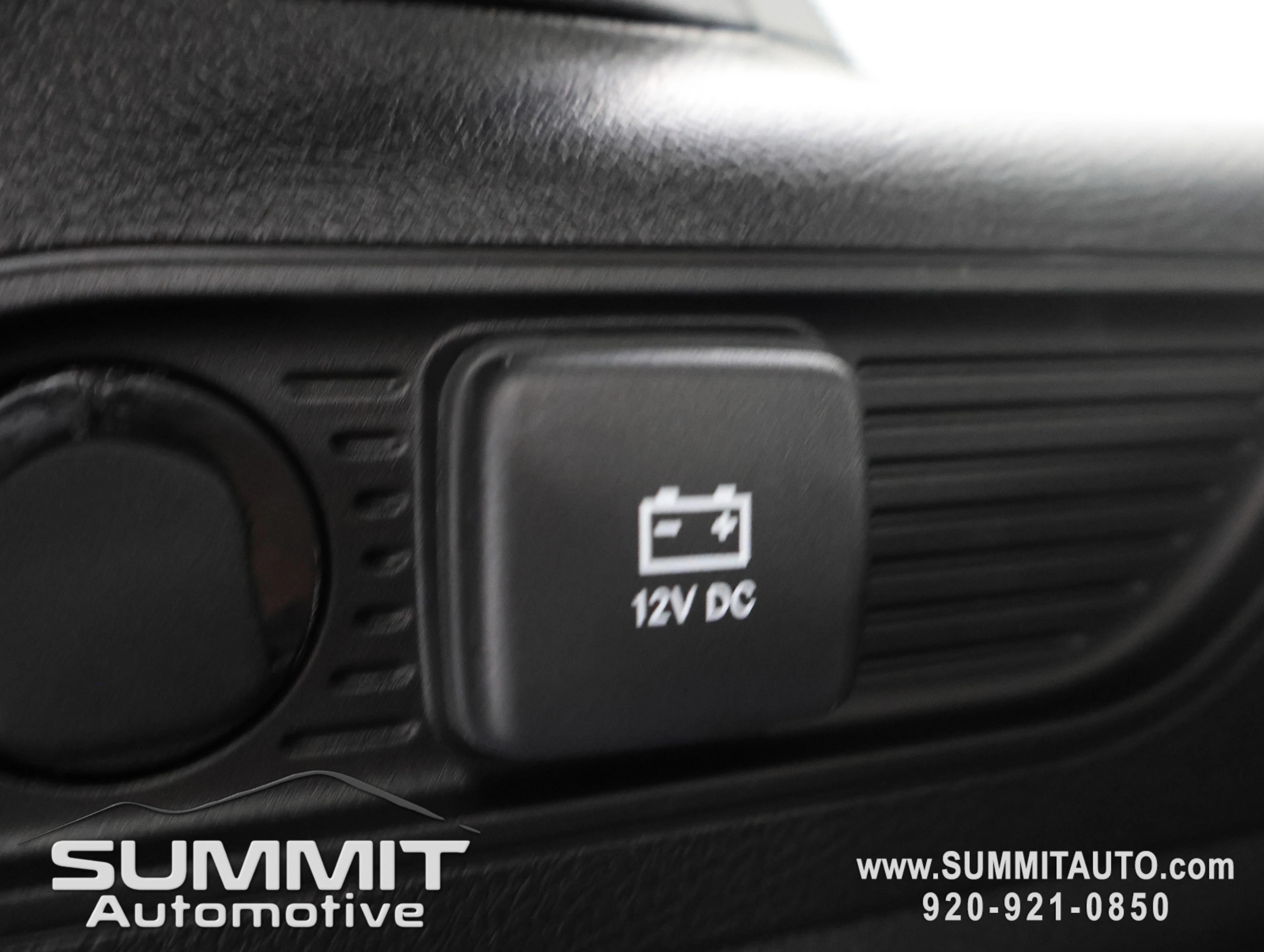 New 2025 Diamond Black Crystal Pearl-Coat Exterior Paint Jeep Limited image 33
