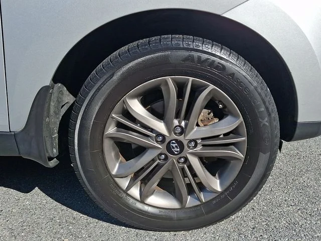 Used 2015 Silver Hyundai SE image 14