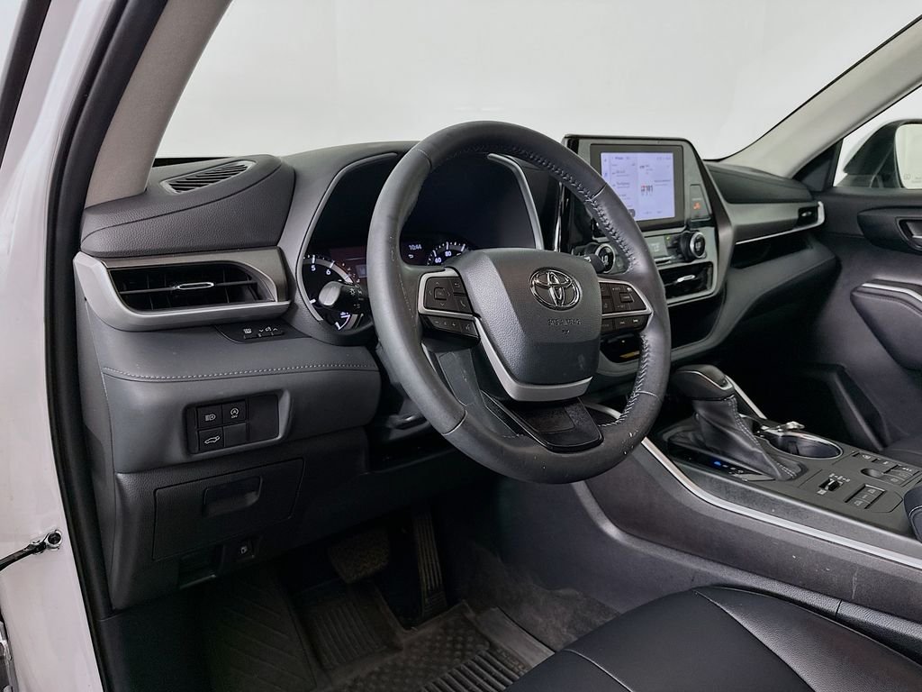 Used 2023 Pearl Toyota XLE image 10