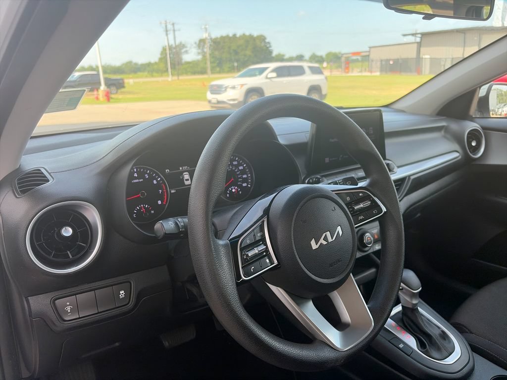 Used 2024 White Kia LXS image 10