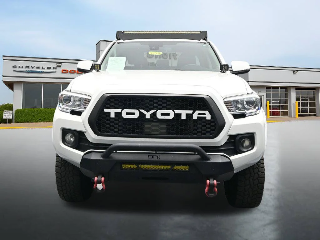Used 2022 White Toyota SR5 image 8