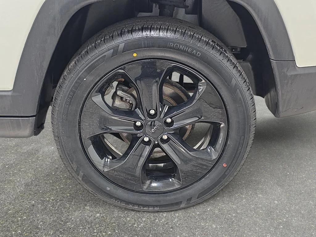Used 2019 White Clearcoat Jeep Latitude image 30