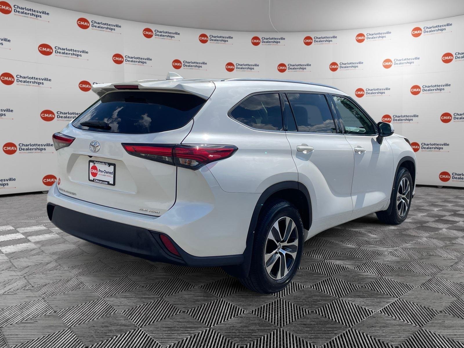 Used 2020 Blizzard Pearl TOYOTA XLE image 5