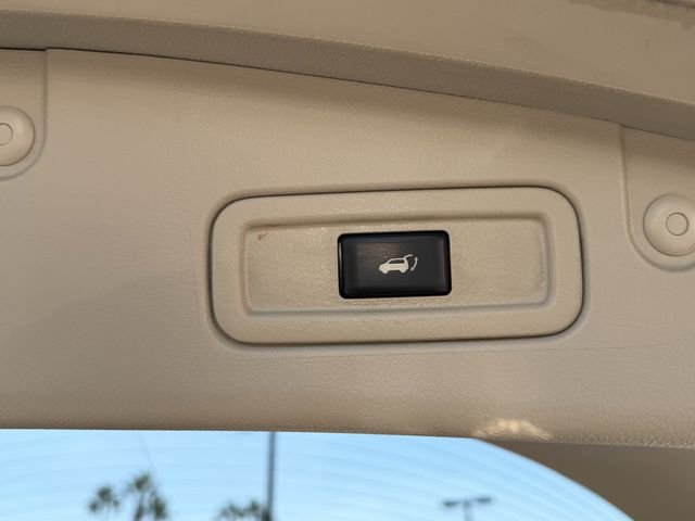 Used 2012 White Nissan LE image 9