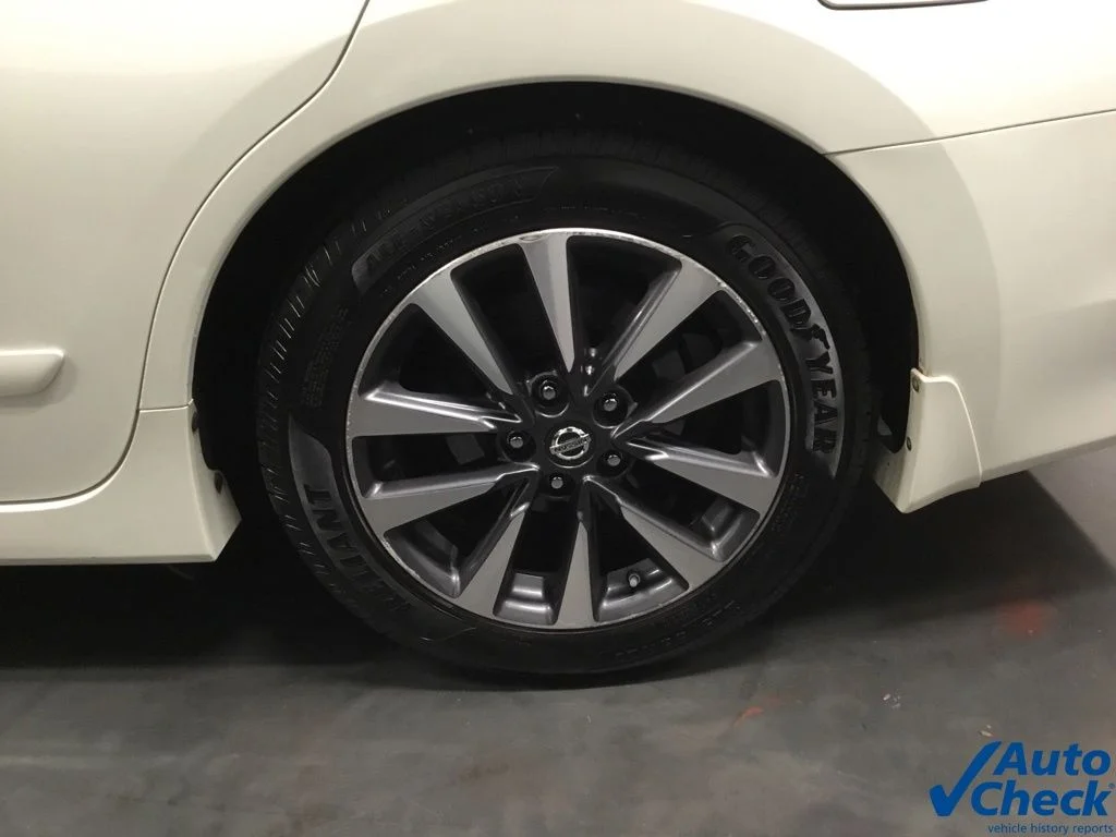 Used 2016 White Nissan 2.5 SV image 18