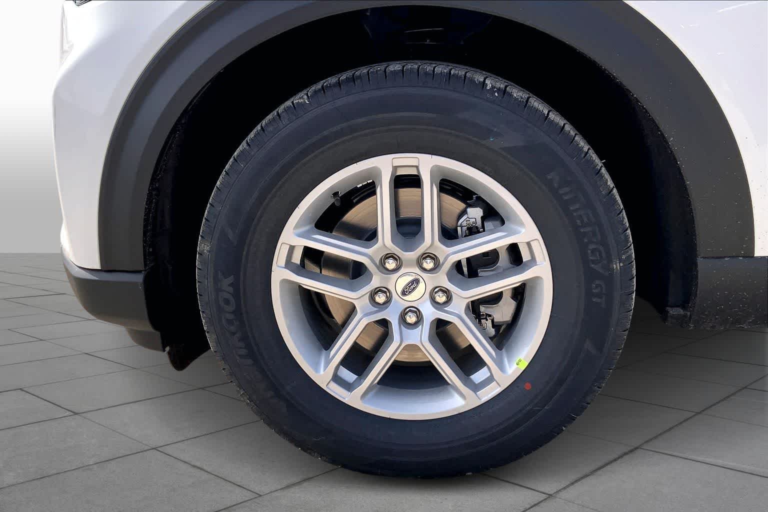 New 2026 Star White Metallic Tri-Coat Ford Active image 8