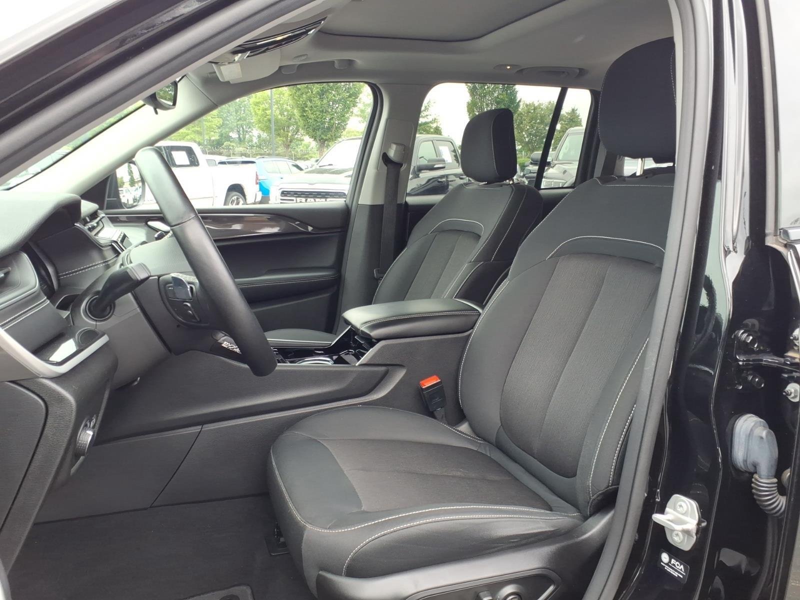 Used 2022 Diamond Black Crystal Pearlcoat Jeep Laredo image 18