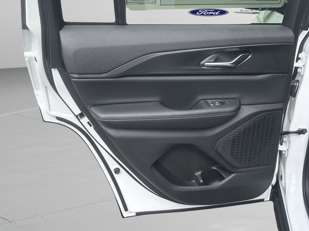 New 2026 White/off-white Jeep Laredo X image 25