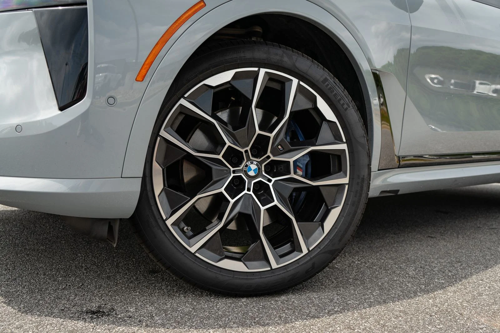Used 2023 Gray BMW M60i image 7