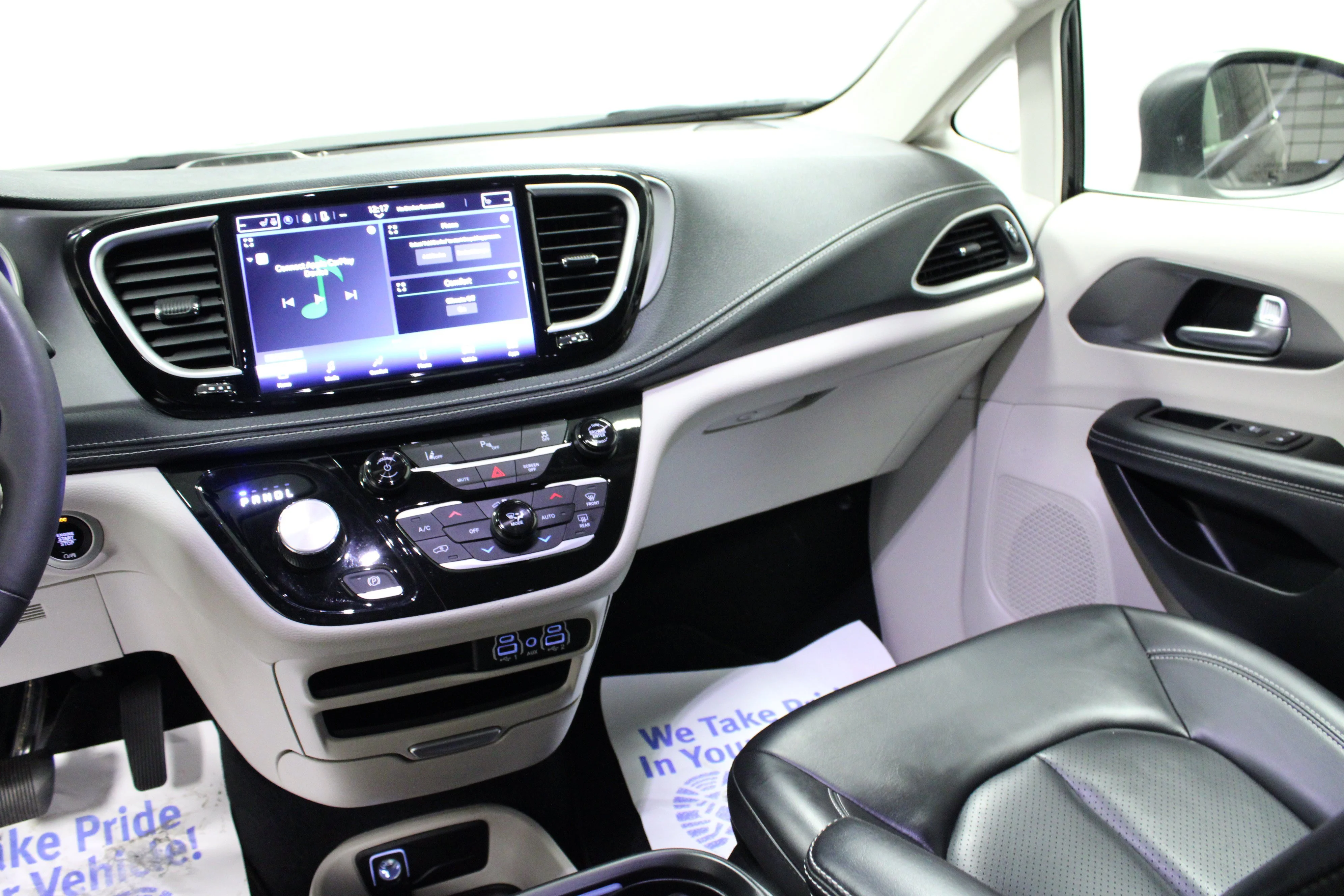 Used 2023 Brilliant Black Crystal Pearlcoat Chrysler Hybrid Touring L image 20