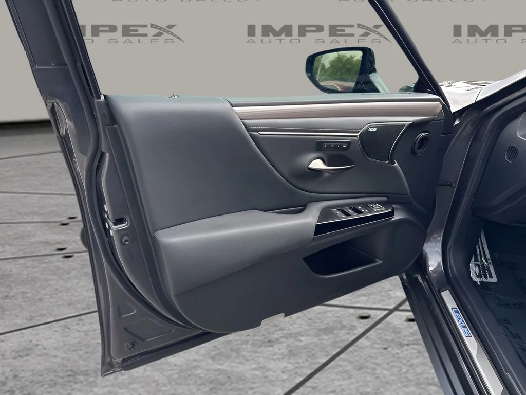 Used 2024 Gray Lexus 300h F SPORT Handling image 27