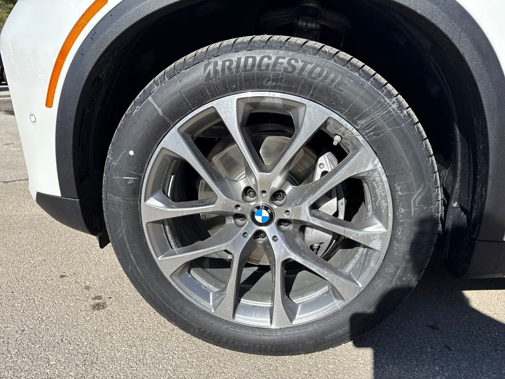 New 2026 White BMW xDrive40i image 9